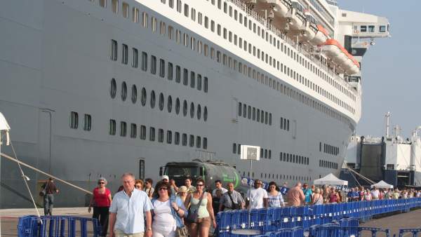 Cruceristas del Queen Mary 2 en Valencia. Imagen de archivo Cruceristas del Queen Mary 2 en Valencia. Imagen de archivo