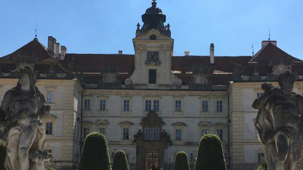 Castillo de Valtice, sede del Salón Nacional de Vinos de la República Checa. Castillo de Valtice, sede del Salón Nacional de Vinos de la República Checa.