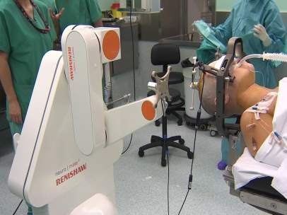 Operación en el centro médico Teknon con un robot.