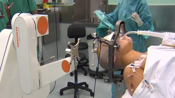 Operación en el centro médico Teknon con un robot. Operación en el centro médico Teknon con un robot.
