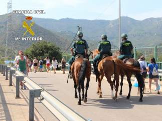 ESCUADRON DE LA GUARDIA CIVIL VIGILANDO EN EL FIB