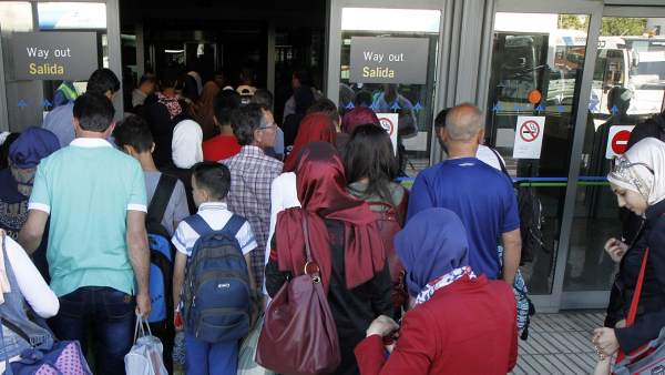 Los refugiados sirios a su llegada a Madrid este martes Los refugiados sirios a su llegada a Madrid este martes