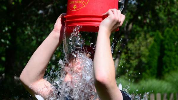 Un chico haciendo el reto viral conocido como 'ice bucket challenge'. Un chico haciendo el reto viral conocido como 'ice bucket challenge'.