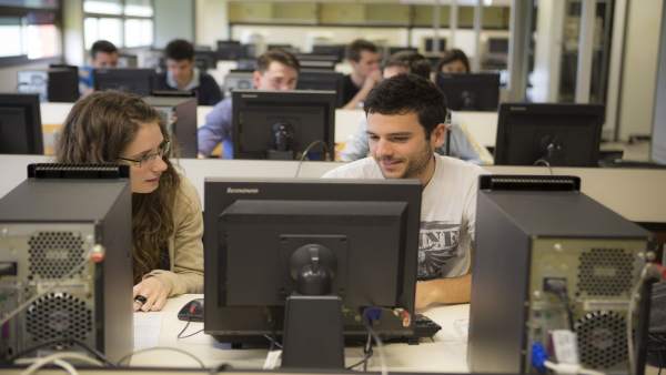 Estudiantes de la UPNA. Estudiantes de la UPNA.
