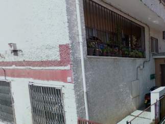 Fachada del domicilio donde presuntamente la mujer mató a su pareja de una puñalada
