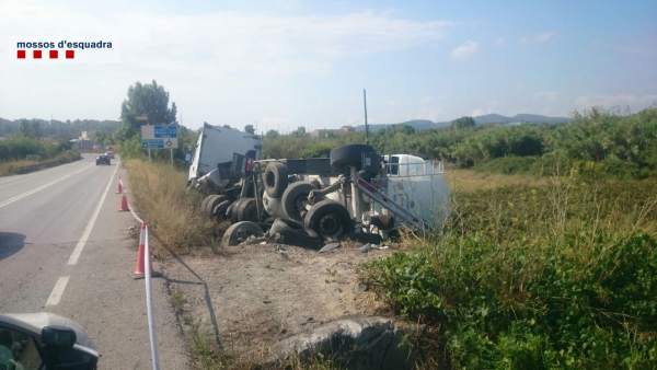 Camión accidentado en Sant Miquel d'Olèrdola Camión accidentado en Sant Miquel d'Olèrdola