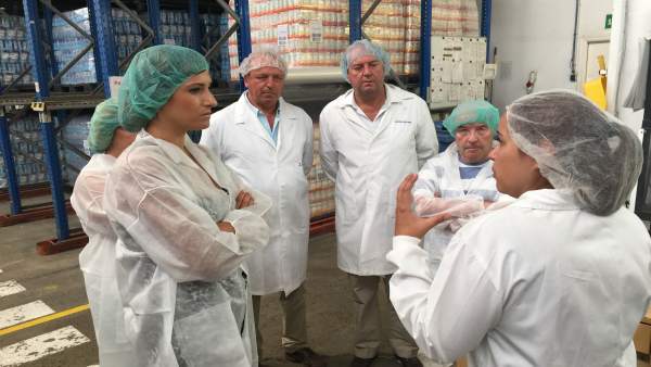 Visita de la delegada Rocío Jiménez al envase de Salinas del Odiel Visita de la delegada Rocío Jiménez al envase de Salinas del Odiel