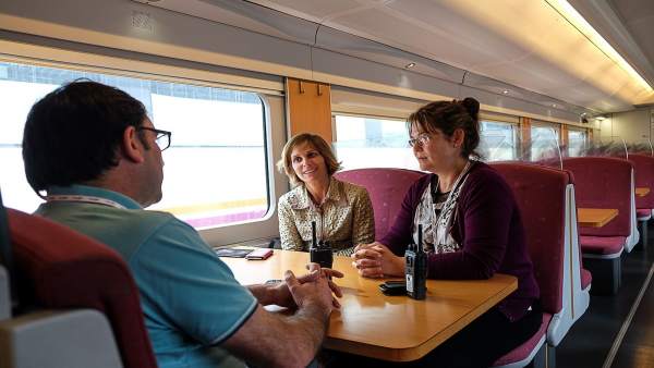La directora de Turismo, Nava Castro, en el Tren del Peregrino a su llegada La directora de Turismo, Nava Castro, en el Tren del Peregrino a su llegada