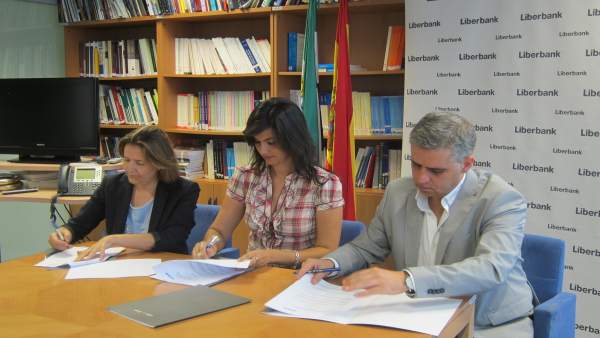 Miriam García Cabezas, Elías López y Ana López en la firma del convenio Miriam García Cabezas, Elías López y Ana López en la firma del convenio