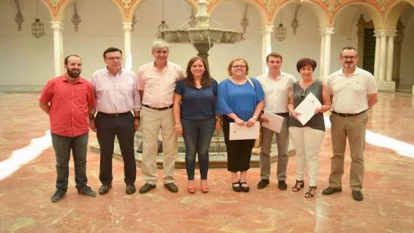 Carrillo (izda.) y alcaldes, tras la firma de los convenios Carrillo (izda.) y alcaldes, tras la firma de los convenios