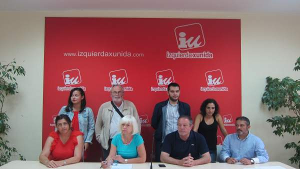 La diputada de IU Concha Masa, junto con otros representantes de Ayuntamientos. La diputada de IU Concha Masa, junto con otros representantes de Ayuntamientos.