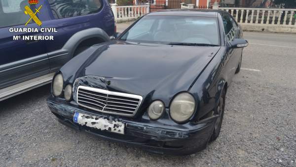 El Mercedes que provocó el accidente y se dio a la fuga El Mercedes que provocó el accidente y se dio a la fuga
