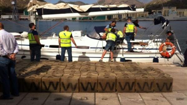 Velero 'Mar Blue' con hachís con 12 detenidos, seis en Galicia. Velero 'Mar Blue' con hachís con 12 detenidos, seis en Galicia.