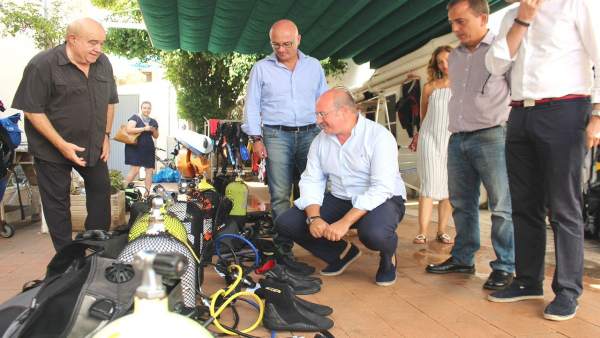 Pedro Antonio Sánchez visita un centro de buceo Pedro Antonio Sánchez visita un centro de buceo