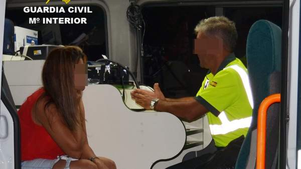 Imagen de la detenida haciendo la prueba de alcoholemia Imagen de la detenida haciendo la prueba de alcoholemia