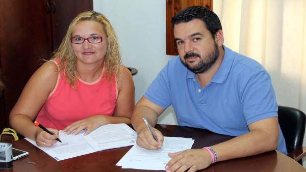 Firma del contrato de la escuela infantil de Gines. Firma del contrato de la escuela infantil de Gines.