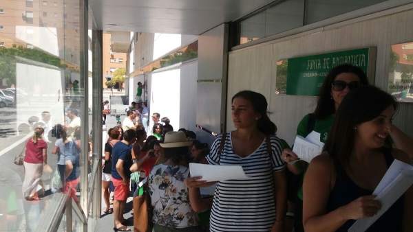 Colas en el registro de Educación Colas en el registro de Educación