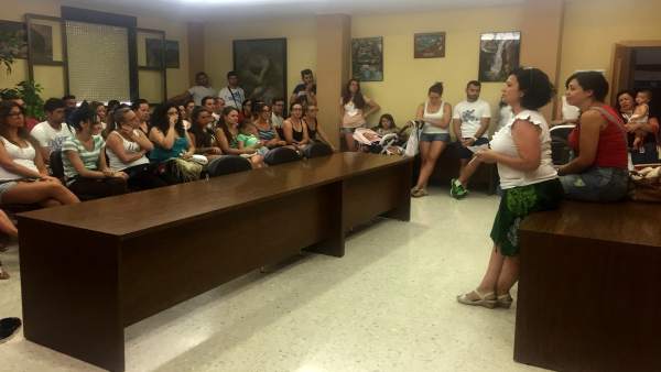 Del Moral (2d) en una reunión informativa con beneficiarios del plan. Del Moral (2d) en una reunión informativa con beneficiarios del plan.