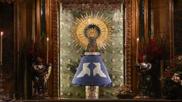 El manto de origami está fabricado con 1.536 papeles doblados. El manto de origami está fabricado con 1.536 papeles doblados.