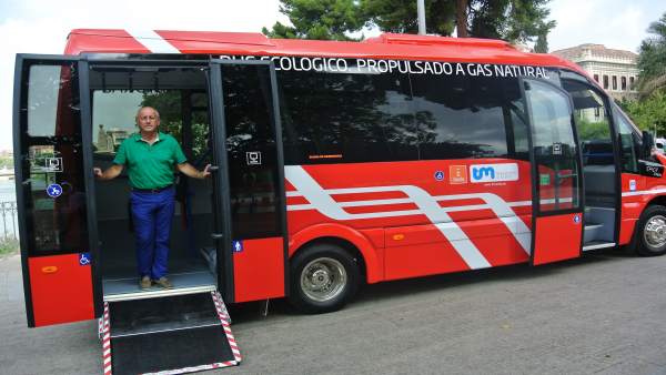 El concejal Roque Ortíz, en el nuevo autobús El concejal Roque Ortíz, en el nuevo autobús