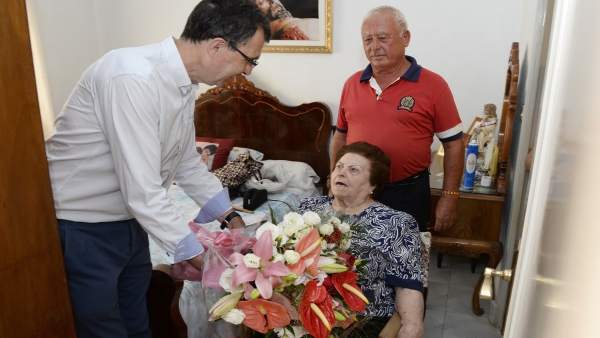 El Alcalde Entrega El Ramo De Rosas A María Pino Roca El Alcalde Entrega El Ramo De Rosas A María Pino Roca