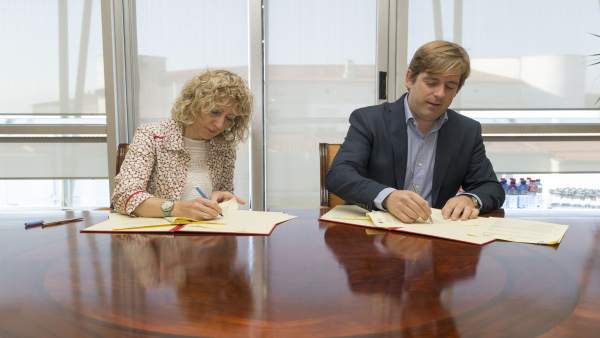 Díaz Tezanos y Diestro firman el acuerdo Díaz Tezanos y Diestro firman el acuerdo