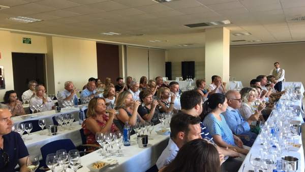 Un momento de la cata de vinos Un momento de la cata de vinos