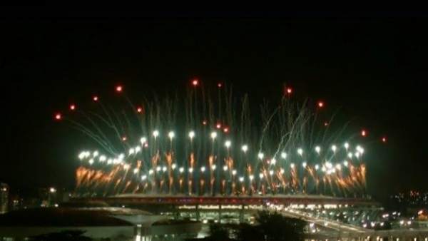 Fuegos artificiales en la ceremonia de apertura de Río 2016 en el mítico estadio de Maracaná Fuegos artificiales en la ceremonia de apertura de Río 2016 en el mítico estadio de Maracaná