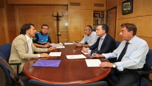 Salguero con el director de la Escuela Oficial de Idiomas Salguero con el director de la Escuela Oficial de Idiomas
