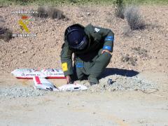 Un Agente TEDAX desactivando un explosivo