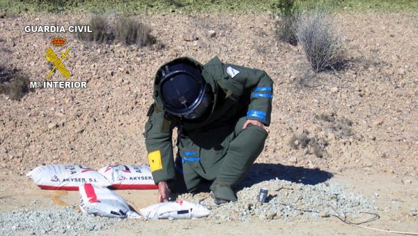 Un Agente TEDAX desactivando un explosivo Un Agente TEDAX desactivando un explosivo