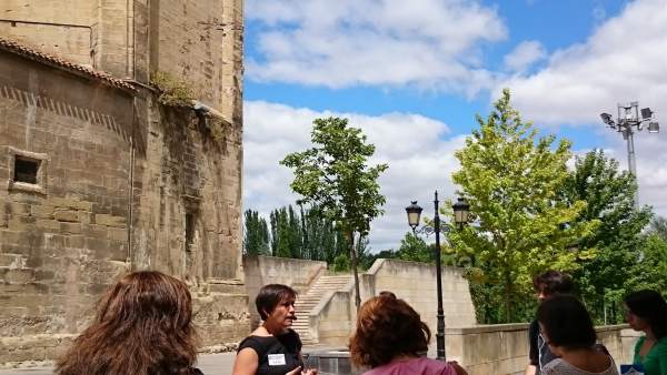 Guía de la Ruta de la Inquisición en una explicación con un grupo Guía de la Ruta de la Inquisición en una explicación con un grupo