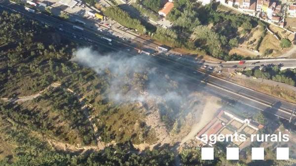 Incendio junto a la AP-7 en La Jonquera (Girona) Incendio junto a la AP-7 en La Jonquera (Girona)