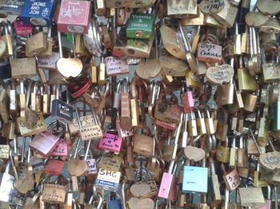 La moda de los "candados del amor" colgados en los puentes es peligrosa