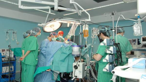 Quirófano durante un trasplante de órganos Quirófano durante un trasplante de órganos