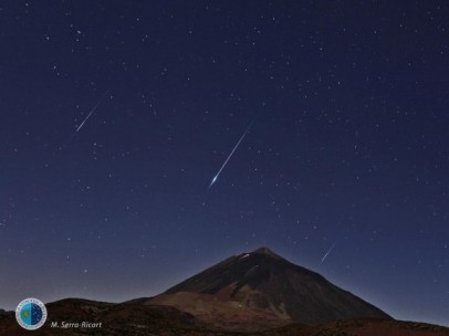 Lluvia de estrellas fugaces Perseidas sobre el Teide el 13 de agosto de 2014.