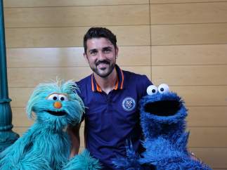 David Villa posa con Rosita y El Monstruo de las Galletas, personajes de 'Barrio Sésamo'.