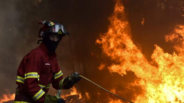 Una docena de incendios afectan a Portugal Una docena de incendios afectan a Portugal