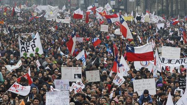 Chilenos protestan contra el sistema de pensiones de Pinochet. Chilenos protestan contra el sistema de pensiones de Pinochet.