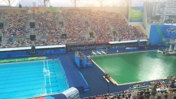 Agua de la piscina de trampolines Agua de la piscina de trampolines