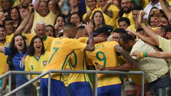 Brasil celebra un tanto Brasil celebra un tanto