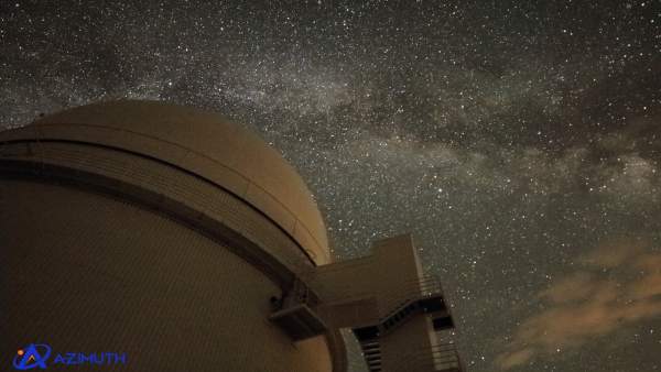 Telescopio de Calar Alto con la noche estrellada de fondo Telescopio de Calar Alto con la noche estrellada de fondo