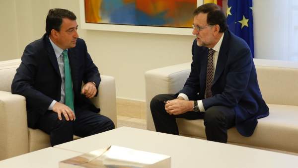 Aitor Esteban, del PNV, con el presidente Mariano Rajoy Aitor Esteban, del PNV, con el presidente Mariano Rajoy