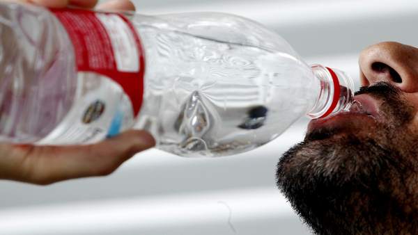 Sol, calor, temperaturas, buen tiempo, bebiendo agua, refrescarse Sol, calor, temperaturas, buen tiempo, bebiendo agua, refrescarse
