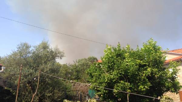 Incendio forestal en Cotobade (Pontevedra). Incendio forestal en Cotobade (Pontevedra).