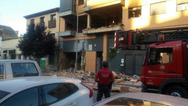 Un agente de la Policía Foral ante el edificio de Tudela Un agente de la Policía Foral ante el edificio de Tudela