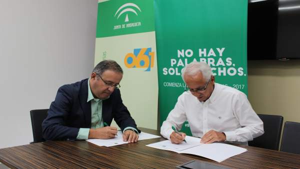 Imagen de la firma del acuerdo entre Betis y EPES. Imagen de la firma del acuerdo entre Betis y EPES.
