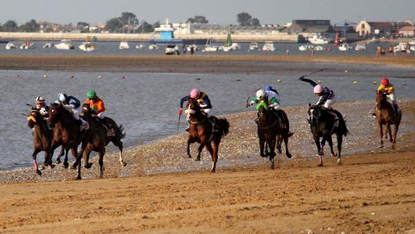 Carreras de caballos en la playa de Sanlúcar de Barrameda Carreras de caballos en la playa de Sanlúcar de Barrameda