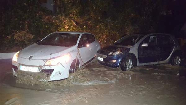 Coches afectados por la crecida del río Jaén a su paso por el Puente Jontoya. Coches afectados por la crecida del río Jaén a su paso por el Puente Jontoya.