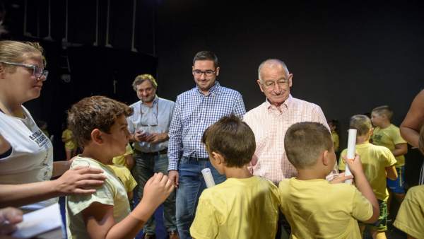 El alcalde de Tabernas y el presidente de la Diputación dan diplomas El alcalde de Tabernas y el presidente de la Diputación dan diplomas